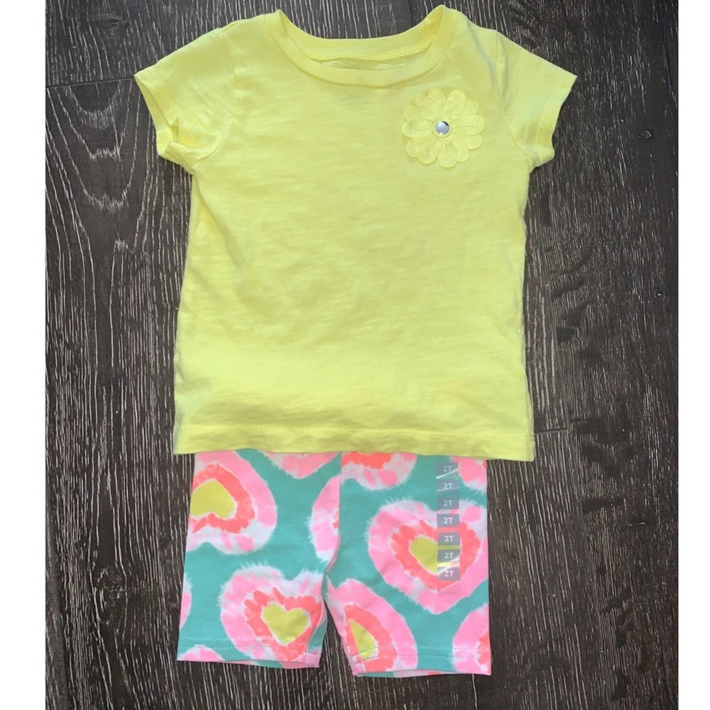 Carter’s 2T Yellow Tee come with matching colorful heart shorts